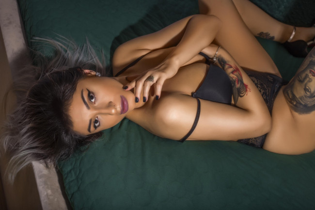 Обои картинки фото девушка - girl, девушки, - брюнетки,  шатенки, девушка, женщина, брюнетка, темноволосая, сексуальная, модель, звезда, позирует, разная, обувь, верхняя, стильная, одежда, нижнее, эротическое, бельё, трусы, лифчик, колготки, чулки, аксессуары, макияж, и, множество, элементов, на, фотографии, ada, shelby