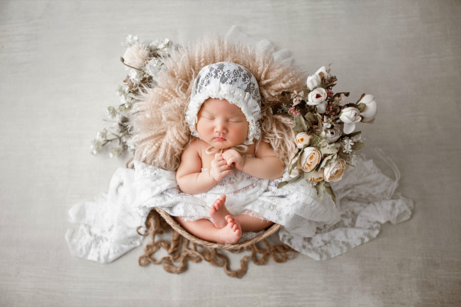 Обои картинки фото разное, дети, ребенок, чепчик, цветы