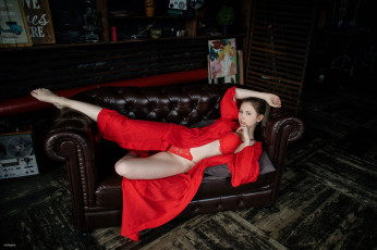 Картинка девушка+секси девушки -+брюнетки +шатенки взгляд диван секси фигурка ножки позирует красное белье красный халатик