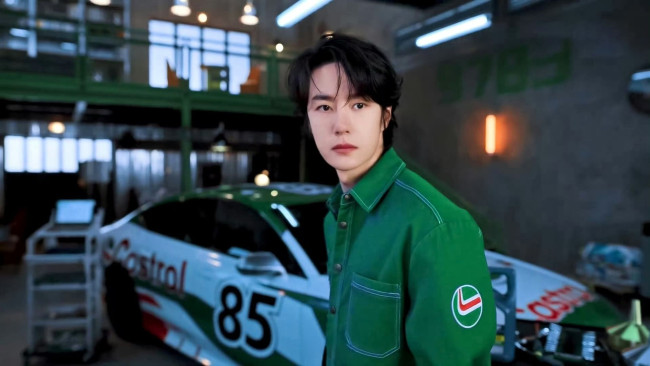 Обои картинки фото мужчины, wang yi bo, актер, танцор, певец, куртка, костюм, машина, гараж