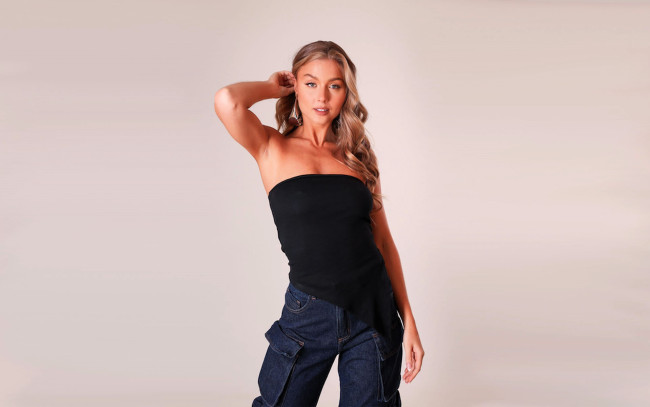 Обои картинки фото девушки, tara goddard, русая, топ, джинсы