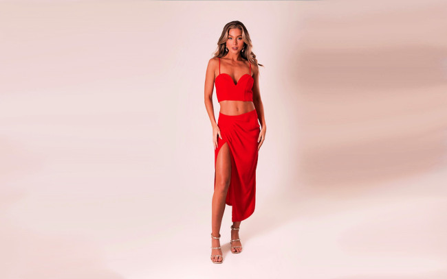 Обои картинки фото девушки, tara goddard, русая, топ, юбка