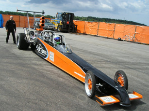 Картинка автомобили выставки уличные фото