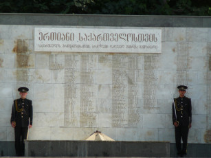 Картинка georgia tbilisi разное рельефы статуи музейные экспонаты