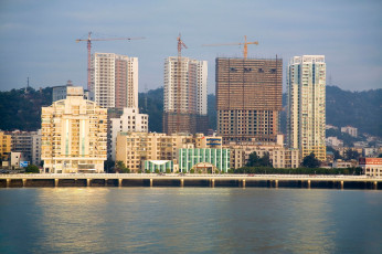 Картинка города здания дома река краны