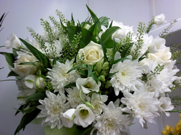 Обои картинки фото цветы, букеты, композиции, букет, розы, хризантемы, белые