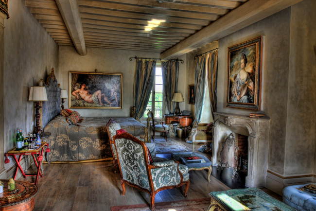 Обои картинки фото интерьер, спальня, кресло, кровать, картины, камин