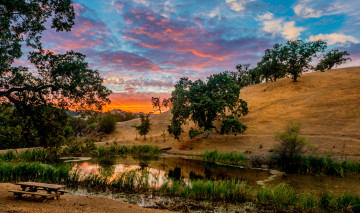 Картинка природа пейзажи скамейка зарево тучи река холмы