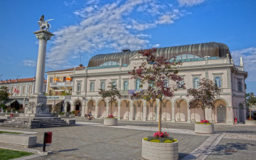 Картинка города -+улицы +площади +набережные фриули-венеция-джулия колонна здание театр италия площадь