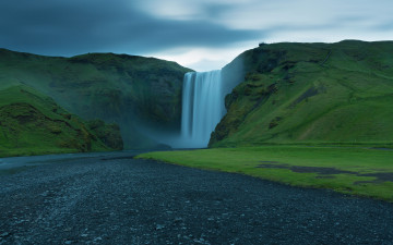 Картинка природа водопады небо тучи обрыв скалы поток трава
