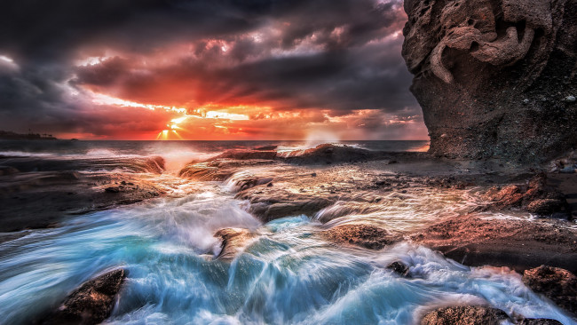Обои картинки фото природа, стихия, прибой, скалы, тучи, океан