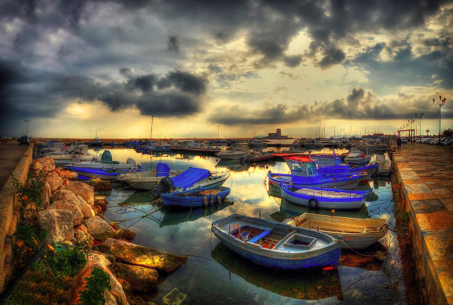 Обои картинки фото корабли, лодки,  шлюпки, причал, бухта, гавань, тучи, башня