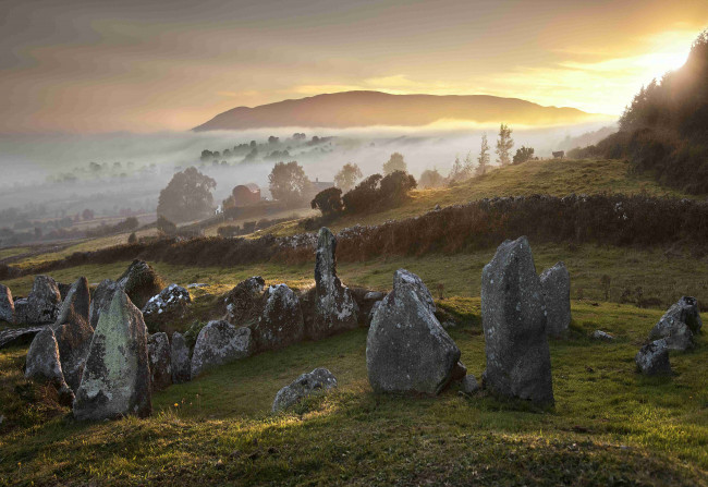 Обои картинки фото природа, восходы, закаты, камни, трава, долина, гора, туман, закат