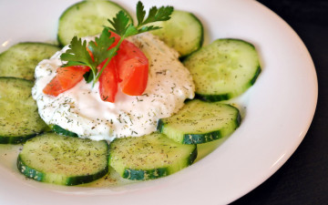 Картинка еда огурцы ломтики соус