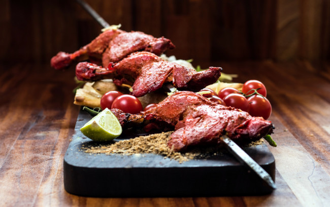 Обои картинки фото еда, мясные блюда, ножки, шампуры, помидоры, лимон