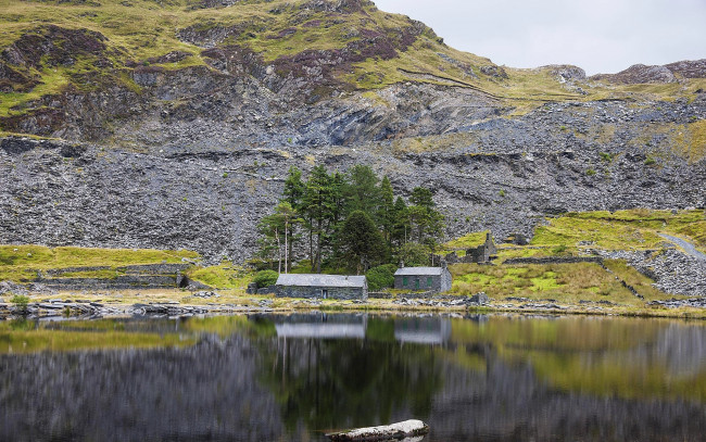 Обои картинки фото природа, реки, озера, постройки, вода, камни, гора