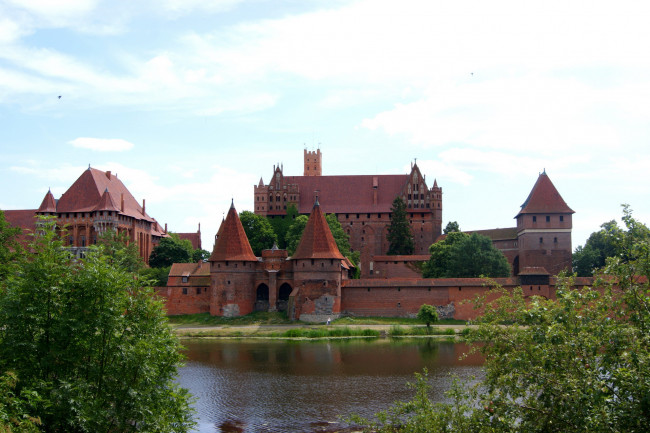 Обои картинки фото города, замок мариенбург , польша, река, замок, башни