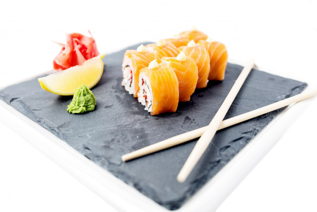 Обои картинки фото еда, рыба,  морепродукты,  суши,  роллы, имбирь, роллы, палочки, васаби