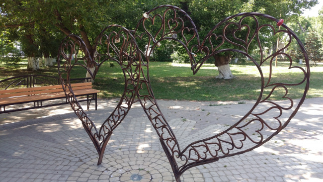 Обои картинки фото разное, садовые и парковые скульптуры, сердца