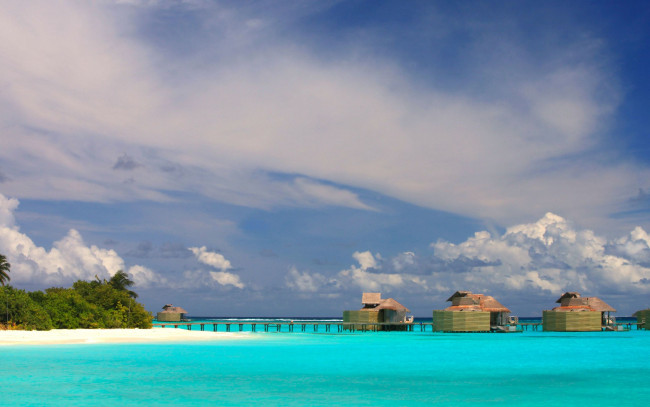 Обои картинки фото природа, тропики, облака, острова, домики, небо, море