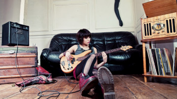 обоя музыка, -другое, диван, мебель, гитара, девушка