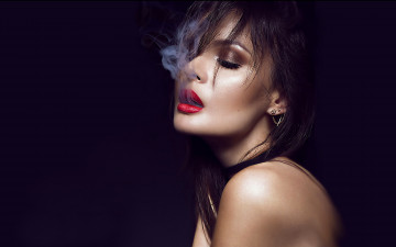 Картинка девушки -unsort+ лица +портреты темный фон дым губы