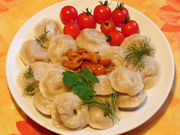 Обои картинки фото еда, пельмени,  манты,  вареники, помидоры, грибы, томаты