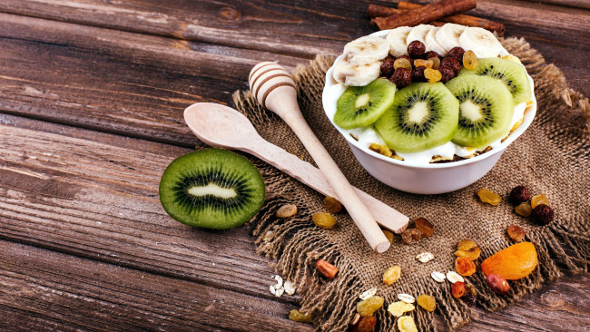 Обои картинки фото еда, мюсли,  хлопья, банан, киви, изюм