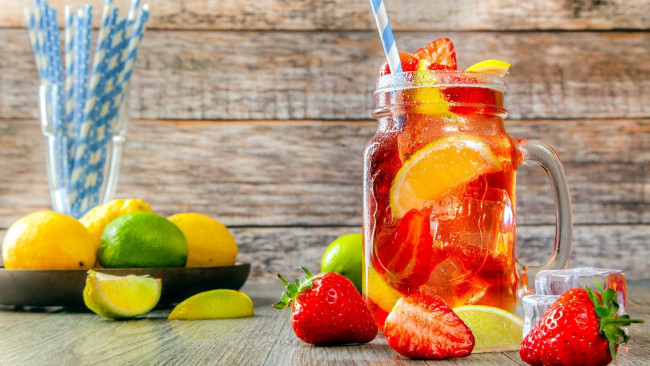 Обои картинки фото еда, напитки, лимонад, клубника, цитрусы
