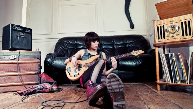 Обои картинки фото музыка, -другое, диван, мебель, гитара, девушка