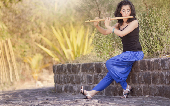 Обои картинки фото музыка, -другое, девушка, флейта, улица