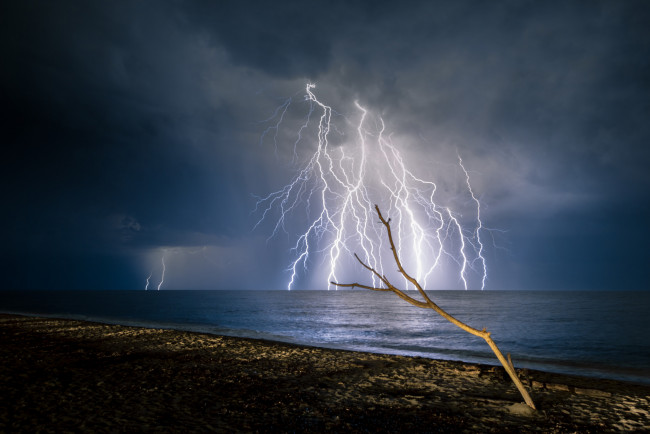 Обои картинки фото природа, молния,  гроза, простор