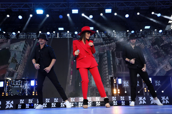 Обои картинки фото музыка, сати казанова, певица, костюм, сцена, парни, подтанцовка