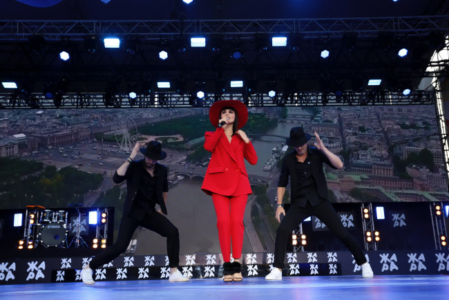 Обои картинки фото музыка, сати казанова, певица, костюм, сцена, парни, подтанцовка