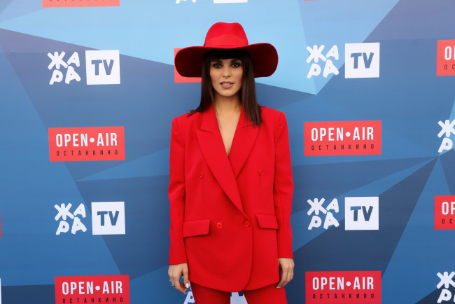 Обои картинки фото музыка, сати казанова, певица, костюм, шляпа