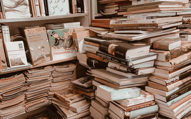 Обои картинки фото разное, канцелярия,  книги, полки, книги