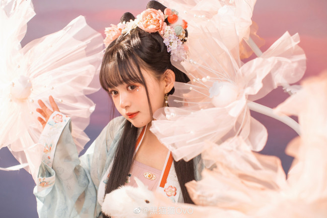 Обои картинки фото девушки, - азиатки, лицо, цветы, костюм, кролик