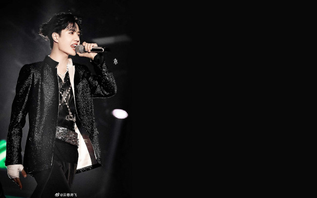 Обои картинки фото мужчины, wang yi bo, актер, певец, микрофон, пиджак, сцена