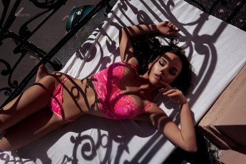 обоя девушка - girl, девушки, - брюнетки,  шатенки, девушка, женщина, брюнетка, темноволосая, сексуальная, модель, звезда, позирует, разная, обувь, верхняя, стильная, одежда, нижнее, эротическое, бельё, трусы, лифчик, колготки, чулки, аксессуары, макияж, и, множество, элементов, на, фотографии