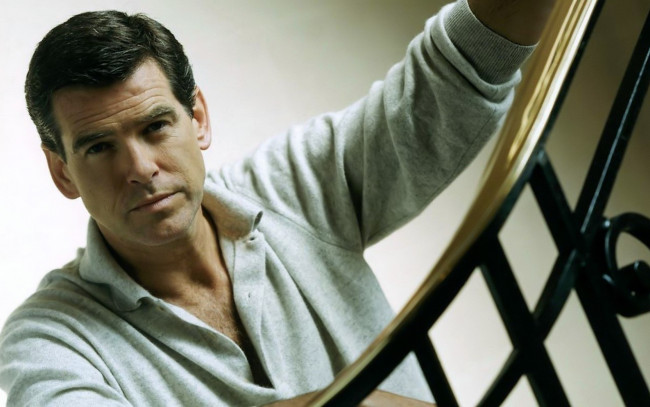 Обои картинки фото мужчины, pierce brosnan, актер, кардиган, перила