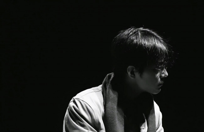 Обои картинки фото кино фильмы, a dream like a dream, сяо, чжань, очки, куртка, шарф, роль