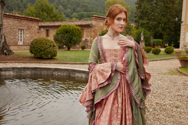 Обои картинки фото девушки, jia lissa , юлия чиркова, пруд, старинное, платье