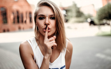 Картинка девушки -+лица +портреты блондинка лицо пирсинг палец жест майка город