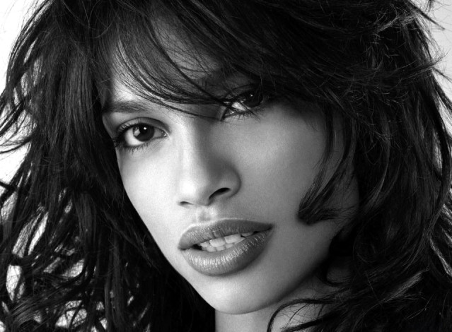 Обои картинки фото девушки, rosario dawson, черно-белая, брюнетка, лицо