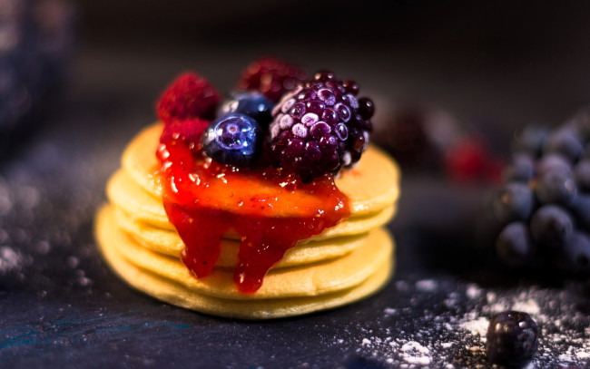 Обои картинки фото еда, блины,  оладьи, оладьи, сироп, ягоды