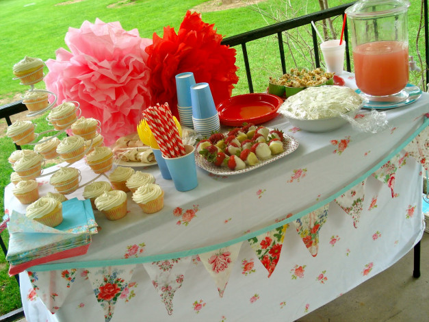 Обои картинки фото еда, пирожные, кексы, печенье, клубника, пирожное