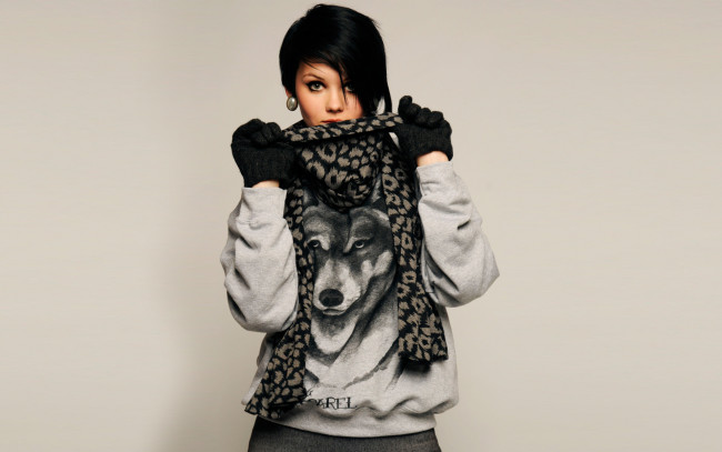 Обои картинки фото _Unsort -НЕ ВЫБИРАТЬ  , девушки, , не, выбирать, волк, блузон, шарф, брюнетка