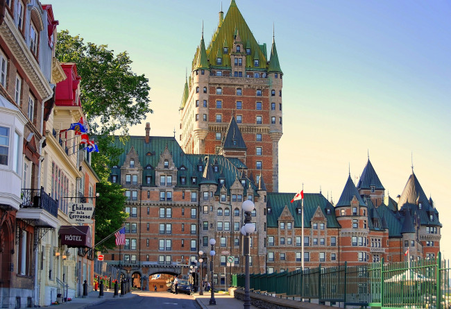 Обои картинки фото шато, фронтенак, квебек, канада, города, дворцы, замки, крепости, фонари, башни, улица