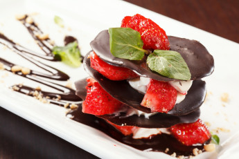 Картинка еда мороженое +десерты клубника ягоды десерт