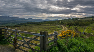 Картинка природа дороги поле дорога забор калитка тучи